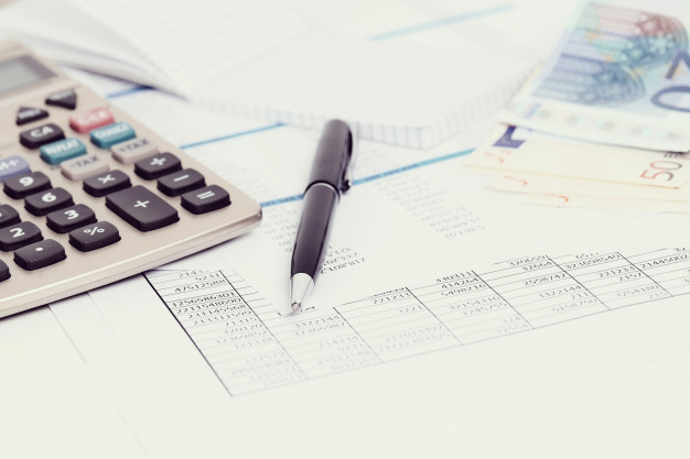 office-with-documents-money-accounts_144627-33571